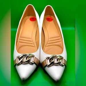 Adrienne Vittadini 'Saga' white heeled shoe w/ metallic embellishments size 9.5